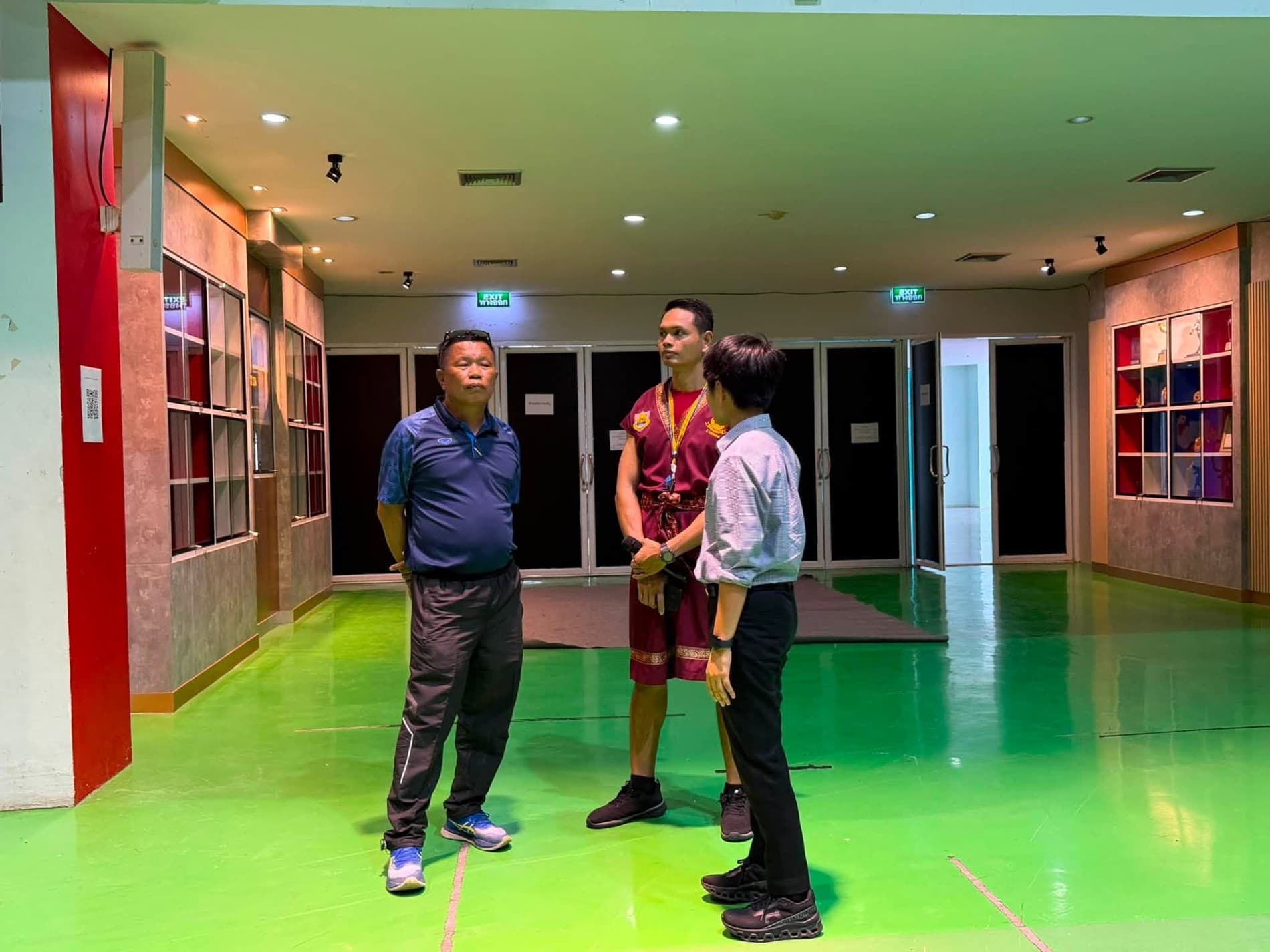 Rajadamnern Referee Takes Part in Muay Thai Event for Around 200 Students in Thailand